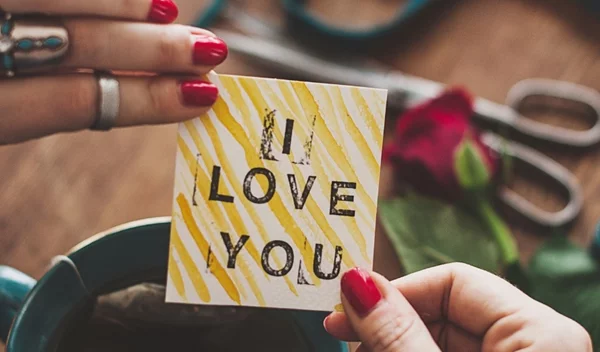 Ημέρα Αγίου Βαλεντίνου: 14 εορταστικά μανικιούρ που όντως θα ερωτευτείς