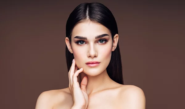 Πώς να καλύψεις αποτελεσματικά τους μαύρους κύκλους μόνο με μακιγιάζ