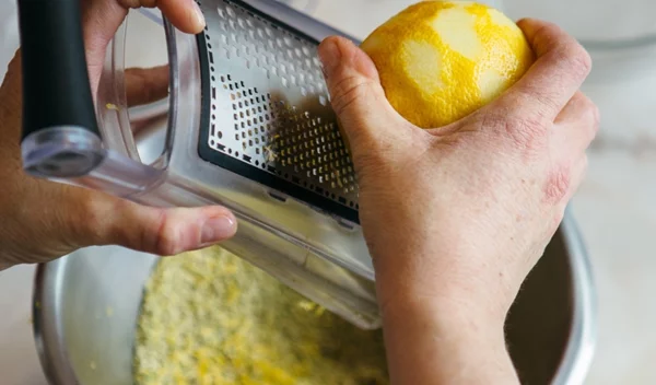 Πέρα από τον χυμό: Γιατί το ξύσμα λεμονιού αξίζει μια μεγαλύτερη θέση στη διατροφή σου