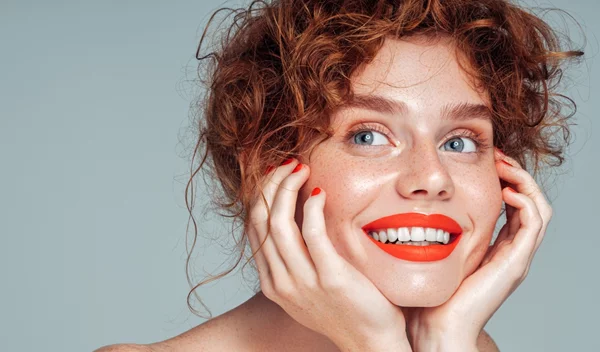 Πώς θα δείχνουν τα δόντια πιο λευκά; Με αυτά τα 3 χρώματα κραγιόν