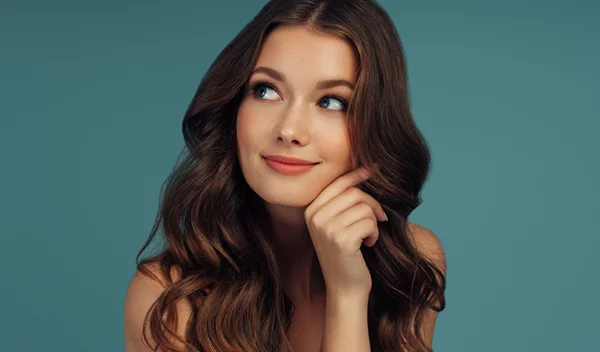 Αυτή θα είναι η περιζήτητη απόχρωση μαλλιών για τον χειμώνα του 2025