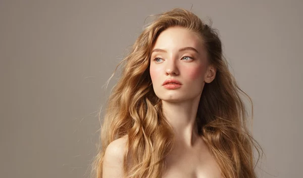 Unicorn curls: Η τεχνική για μπούκλες χωρίς θερμότητα που δείχνουν σαν κομμωτηρίου