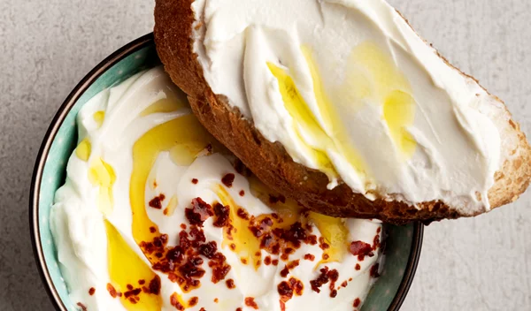 Ιδέες για γιαούρτι: 5 ασυνήθιστοι και αλμυροί συνδυασμοί για να το απολαύσουμε