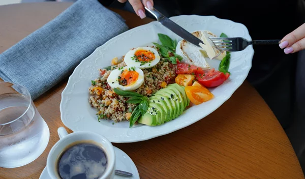 Μετά το πρωινό: Η συνήθεια που μειώνει την όρεξη στις γυναίκες (τώρα, ξέρεις τι να κάνεις)