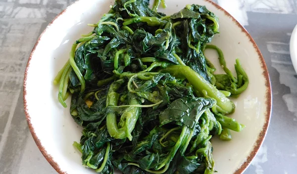 Μαυρίζουν τα χόρτα στο βράσιμο; To hack για να τα διατηρείς καταπράσινα