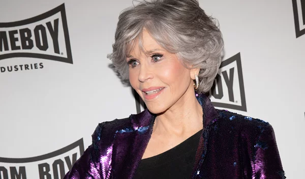 Η Jane Fonda κάνει squats λίγες εβδομάδες μετά τη χημειοθεραπεία και γίνεται πηγή έμπνευσης