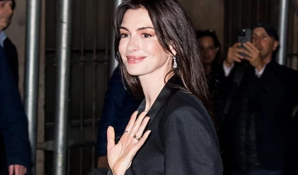 Η Anne Hathaway ξέρει το μυστικό για σύσφιξη του προσώπου και του λαιμού μέσα σε λίγα λεπτά