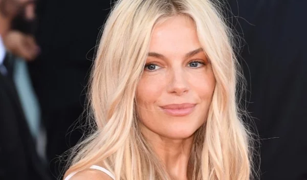 Sienna Miller: Σε αυτό το foundation με υαλουρονικό οξύ ορκίζεται
