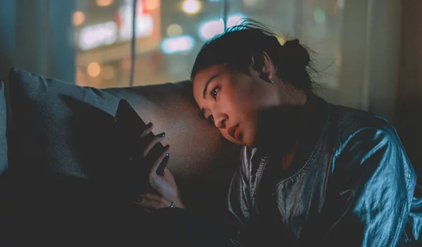 Η νυχτερινή συνήθεια που μπορεί να βλάψει την ψυχική υγεία όσο το αλκοόλ