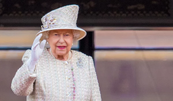 Το αγαπημένο βερνίκι νυχιών της Βασίλισσας Ελισάβετ το έχεις πιθανότατα στο νεσεσέρ σου