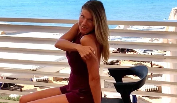 Οι 4 θαυματουργές ασκήσεις τρικεφάλων με μια καρέκλα από την Χριστίνα Μαυρίδου