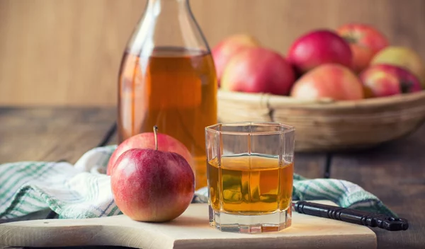 Τρεις συνταγές με μηλόξυδο που θα συμβάλλουν στη μείωση λίπους (αφέψημα, ρόφημα και ντρέσινγκ)