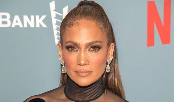 Xmas glam: Το γιορτινό nail art της JLo είναι η καλύτερη ιδέα για το πεντικιούρ του ρεβεγιόν