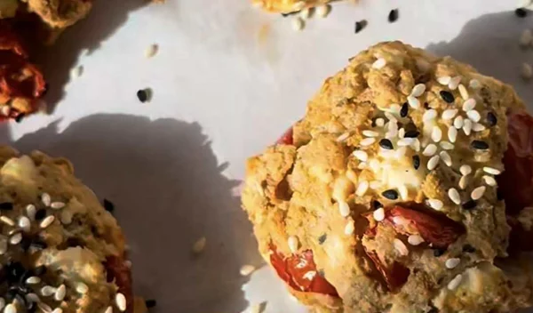 Ντοματένιες τυρομπουκιές: Το θρεπτικό σνακ που φτιάχνεται σε χρόνο ρεκόρ