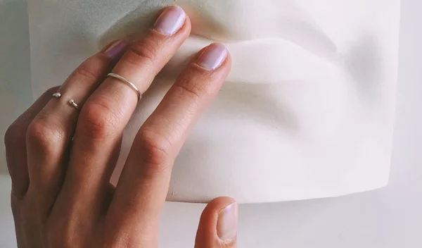 Η σωστή περιποίηση των νυχιών μετά την αφαίρεση του ημιμόνιμου μανικιούρ