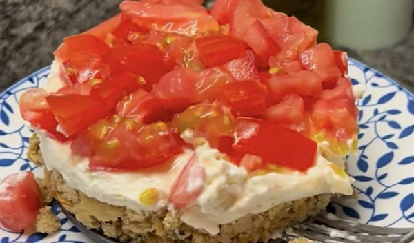 Αντί για ντάκο: Αλμυρό "cheesecake" με κατίκι και ντομάτα - Ελαφρύ και καλοκαιρινό!