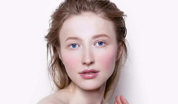 Τα καλύτερα ρουζ σε μορφή stick για εύκολο μακιγιάζ on the go