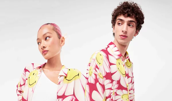 Bershka: Λανσάρει την πρώτη της κολεξιόν phygital BERSHKA teams up with SMILEY