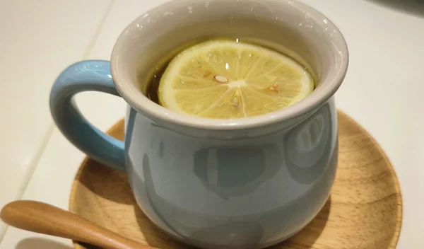 Χλιαρό νερό με λεμόνι: Μπορεί να "αποτοξινώσει" τον οργανισμό; Τι απαντάει η επιστήμη