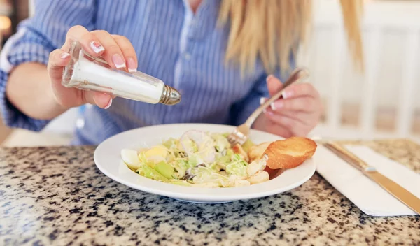 Γιατί το καλοκαίρι πρέπει να τρώμε λιγότερο αλάτι;