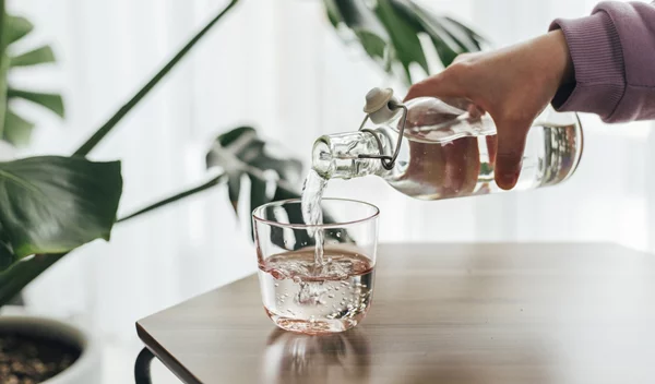 Γιατί νιώθω αφυδατωμένη ακόμα και όταν πίνω πολύ νερό;