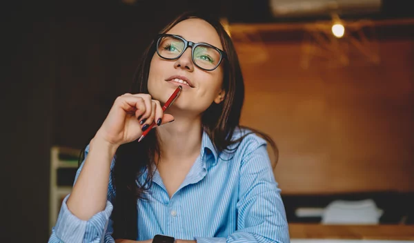 6 χαρακτηριστικά που μαρτυρούν πως είσαι πιο έξυπνη απ'όσο νόμιζες