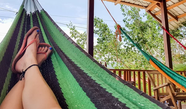 Σαγιονάρες: Μπορεί το πιο άνετο "παπούτσι" να βλάψει τα πόδια μας;