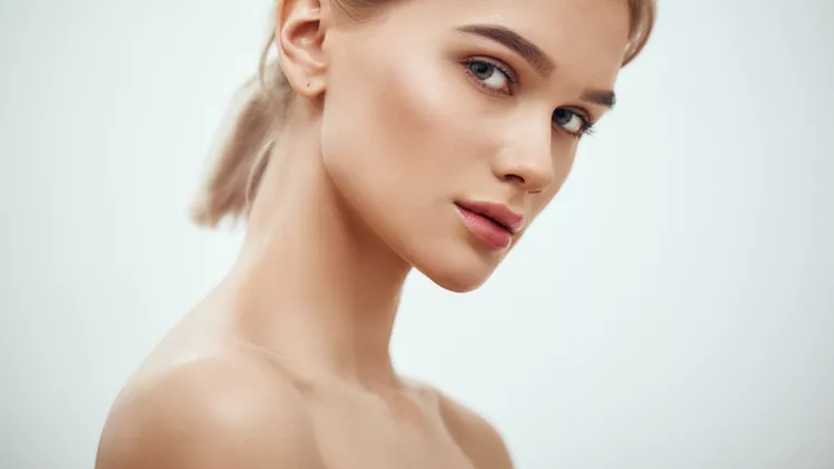 Πέντε lip & cheek balms για να δείχνεις ξεκούραστη και φρέσκια κάθε πρωί