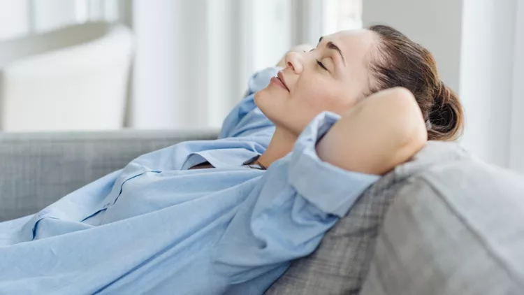 γυναίκα που κοιμάται ύπνος εμμηνόπαυση