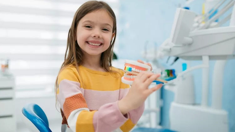 Χαρούμενο παιδί στον οδοντίατρο - φροντίδα των δοντιών