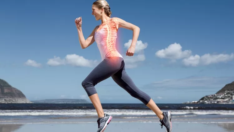 Γυναίκα που τρέχει - υγιή οστά και σπονδυλική στήλη