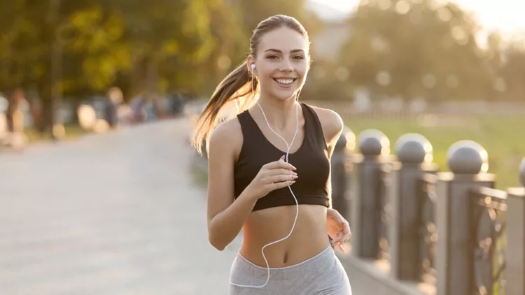 νεαρή γυναίκα άσκηση τρέξιμο