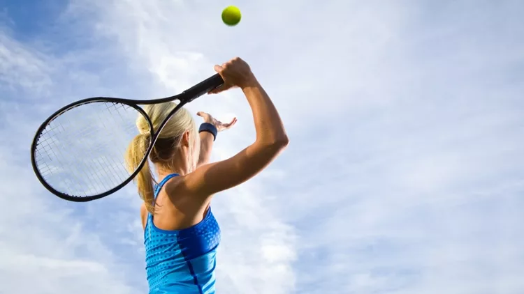 Γυναίκα που παίζει τένις - πόνος στον αγκώνα