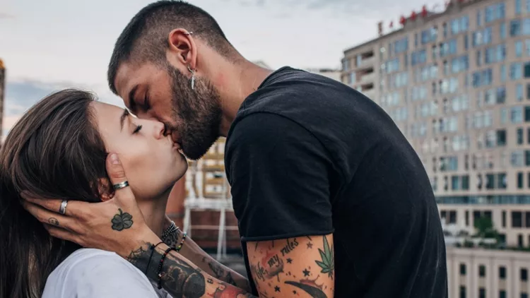 ζευγάρι φιλί τατουάζ