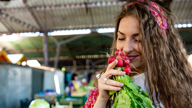 γυναίκα λαχανικά vegan ραπανάκια όσφρηση