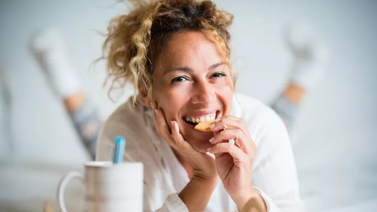 Γυναίκα στην εμμηνόπαυση που τρώει μπισκότο
