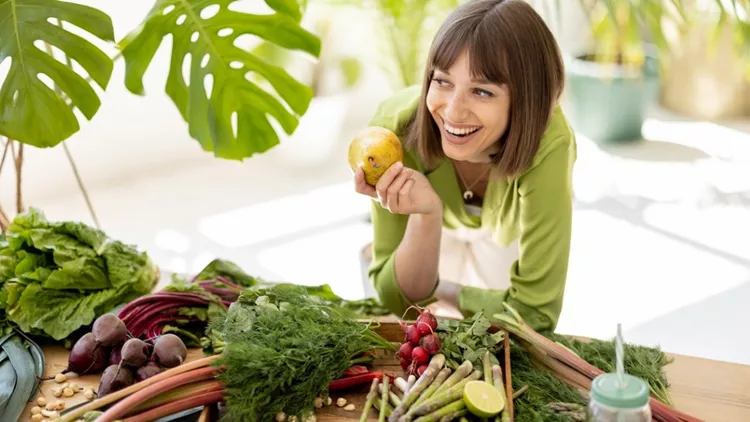 Vegan διατροφή: Γυναίκα που διαλέγει λαχανικά
