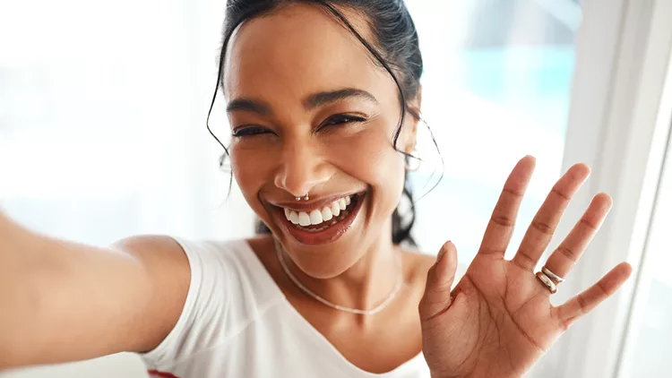 δείχνεις νεότερη