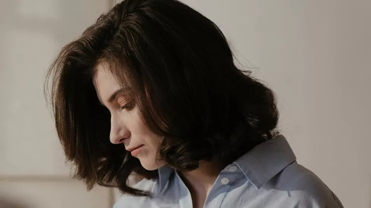 Πώς να δείχνω πιο νέα