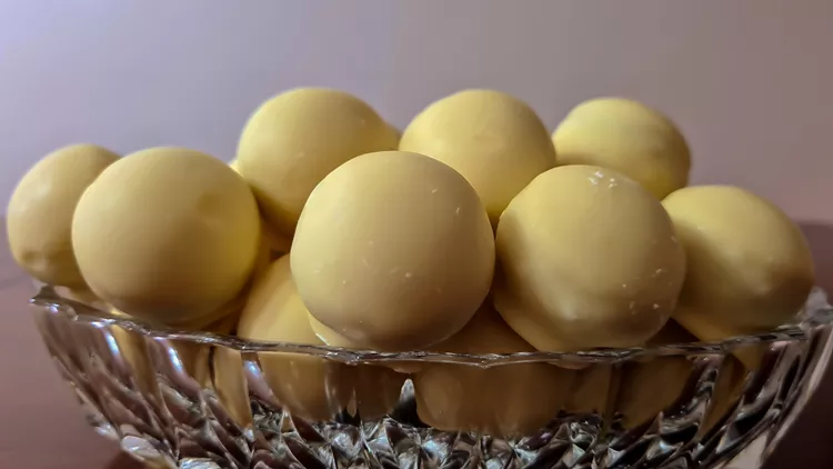 TRUFFLES COATED IN WHITE CHOCOLATE