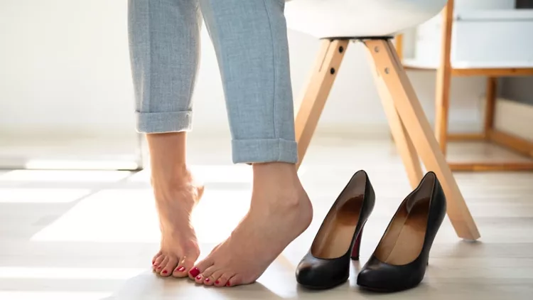 Γυναίκα ξυπόλυτη - πρόβλημα κακοσμίας των ποδιών