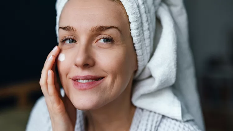 Χαρίζουν εφέ botox: 5 αντιγηραντικές κρέμες για να 'παγώσεις' τον χρόνο