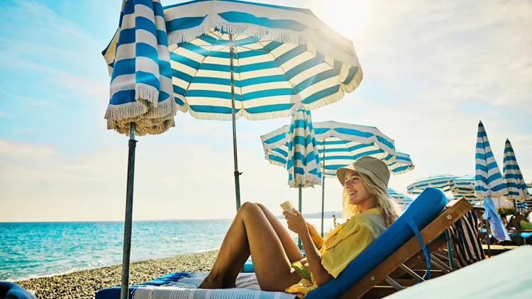 γυναίκα στην παραλία