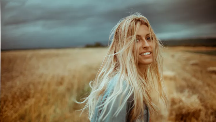 γυναίκα με ψευδαίσθηση όγκου στα μαλλιά