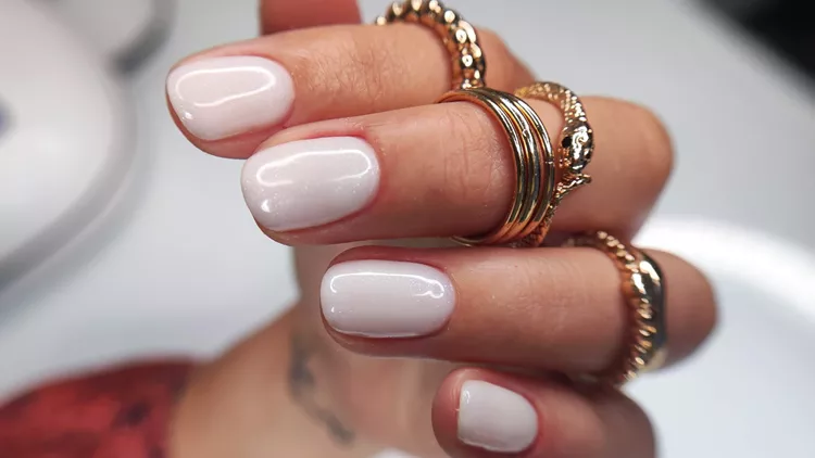 Λευκό μανικιούρ