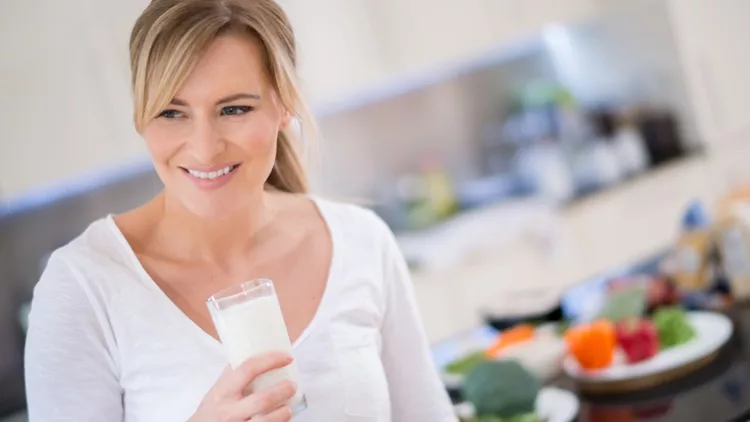 Πρόληψη οστεοπόρωσης: Γυναίκα που πίνει γάλα