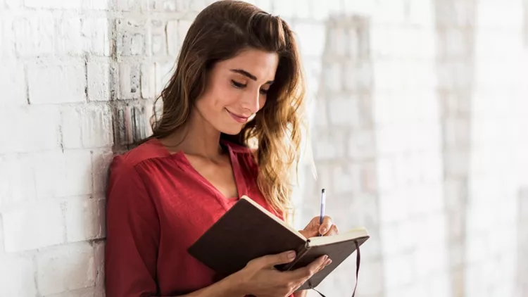 Γυναίκα που κρατάει σημειώσεις - πόσο καλή υγεία έχεις;