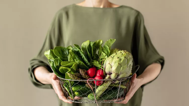 γυναίκα κάνει vegan διατροφή