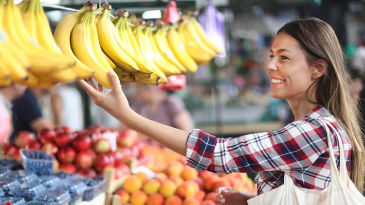 Γυναίκα που αγοράζει μπανάνες - διατροφή για διαβήτη