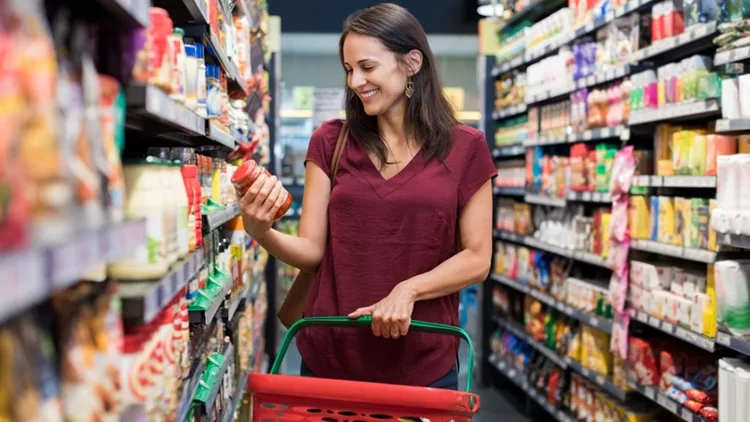 γυναίκα στο σούπερ μάρκετ διαβάζει ετικέτα τροφίμων για αλλεργίες